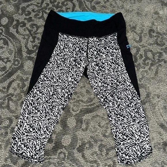 •Lululemon Run Top Speed Crop•​ - Picture 5 of 9